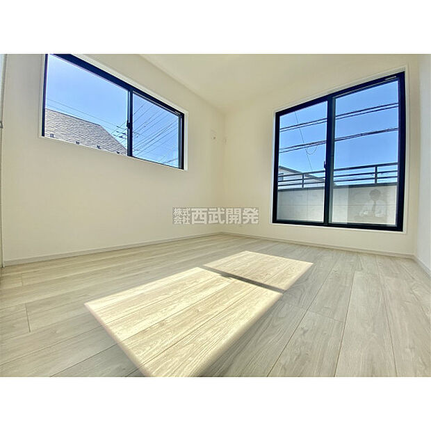 南に面した洋室は日当り・通風ともに良好です。明るい部屋はそれだけで気分が晴れやかになりますね。