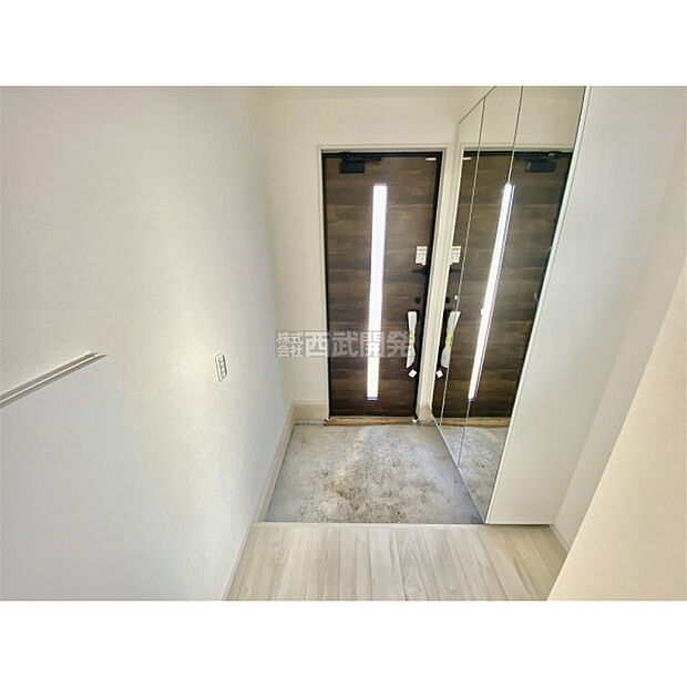 シューズボックスには鏡が付いているので、外出前の身支度チェックができます。