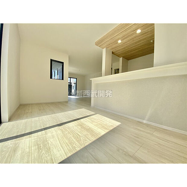 リビングには太陽の光が射し込みます。家族が集まる場所だからこそ、明るい空間作りがかかせません。