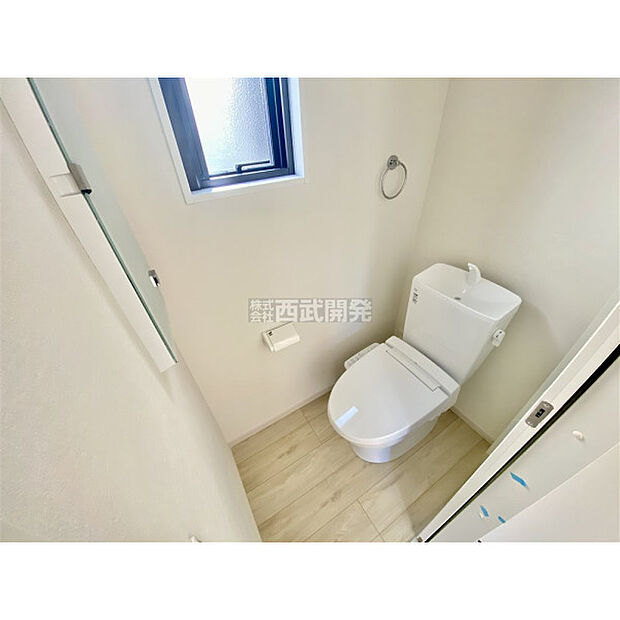 いつも綺麗に清潔に。洗浄機付きトイレです。もちろん窓も付いてるので空気の入れ替えも楽にできます。