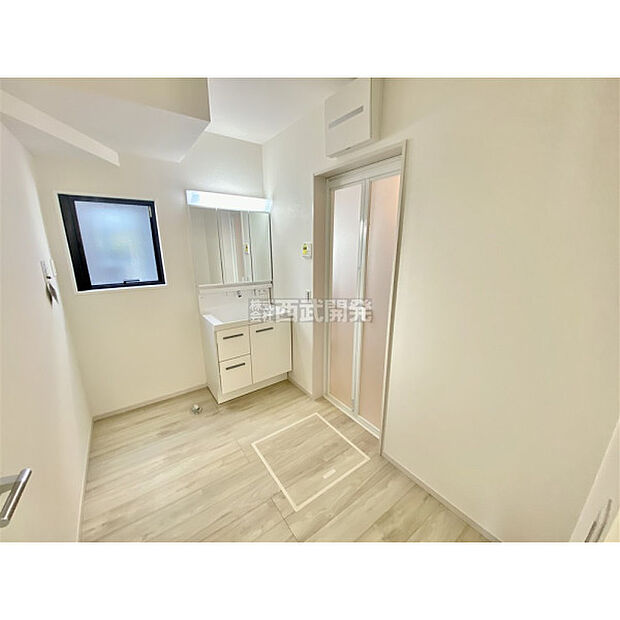 清潔感のある洗面化粧台で、朝の身だしなみをしっかりと。シャワーヘッドが付いているので、お掃除も簡単にできます。