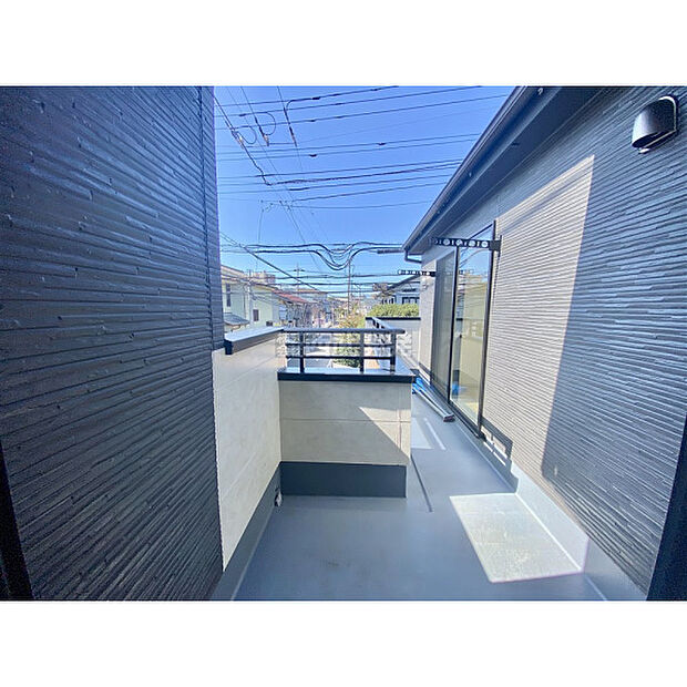 大きな空に包まれて、太陽の光をたっぷりと浴びながら過ごす毎日は、自然と家族の笑顔で溢れます。