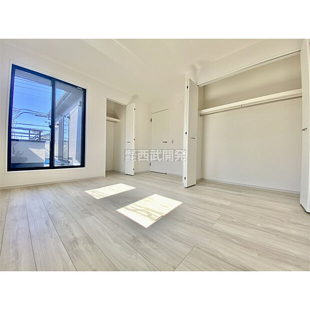 収納力のあるダブルクローゼット。収納が多いとお部屋の使い勝手がとても良くなります。