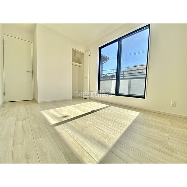 洋室は日当り・通風ともに良好です。明るい部屋はそれだけで気分が晴れやかになりますね。