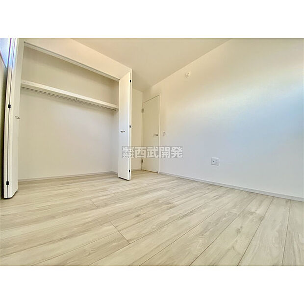 洋服などをすべて収納して室内空間は広々快適