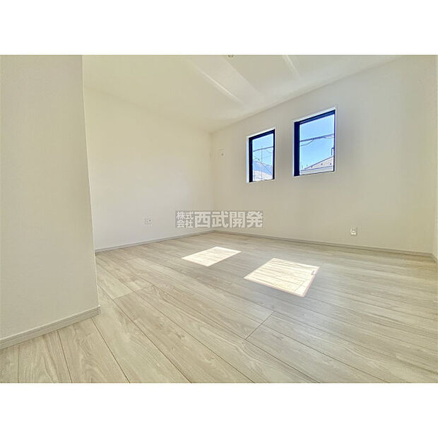 穏やかな日差しと心地よい風が吹き抜ける窓配置