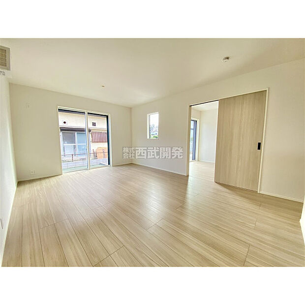 大きな窓からたっぷりの陽が入るＬＤＫ