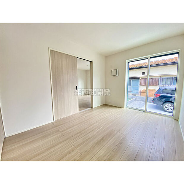 大きな窓からたっぷりの陽射しが室内を明るく彩ります