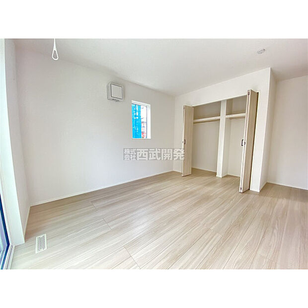 洋服などをすべて収納して室内空間は広々快適