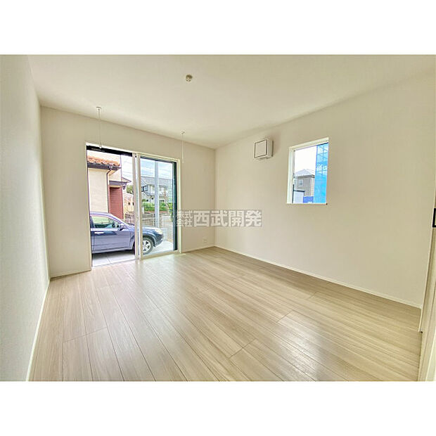 穏やかな日差しと心地よい風が吹き抜ける窓配置