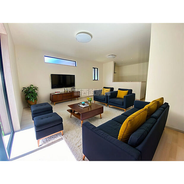 配置してある家具や小物はCGによるイメージです。柔らかな光が射し込む家族団らんのLDK