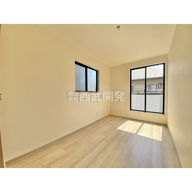 洋室は日当り・通風ともに良好です。明るい部屋はそれだけで気分が晴れやかになりますね。