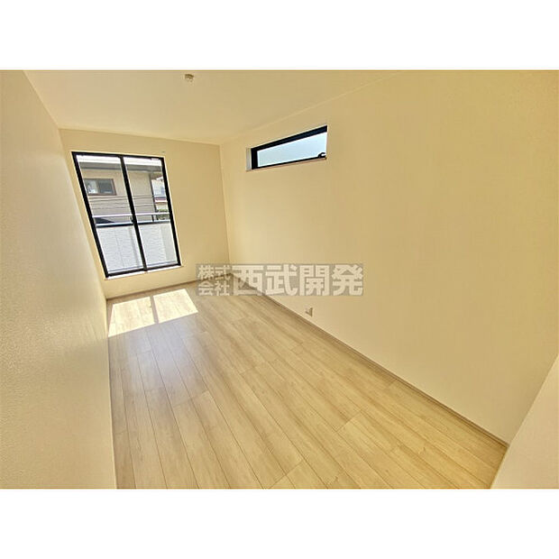 穏やかな日差しと心地よい風が吹き抜ける窓配置