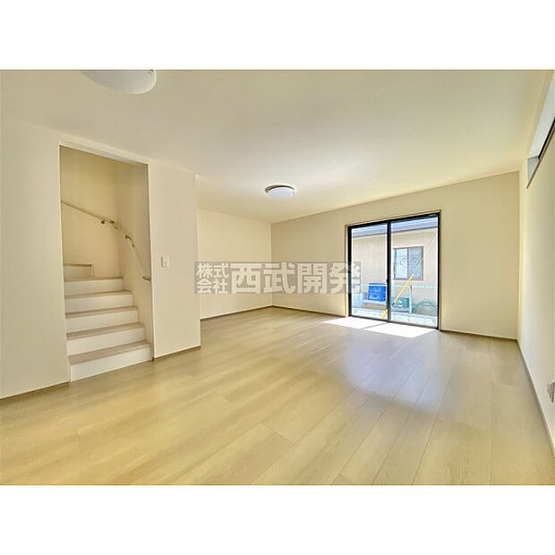 ご家族のコミュニケーションも増える開放的なリビングイン階段です。「ただいま」「おかえり」が聞こえる明るいお家です。