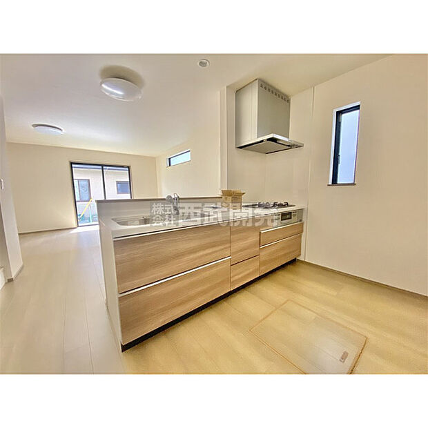 空間の広がりを演出するオープン式対面キッチンです。視界を遮らないのでゆとりの空間が生まれます。