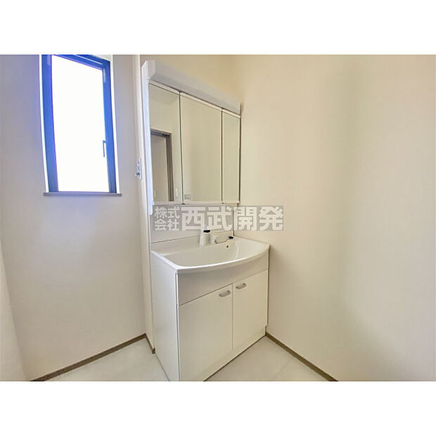 清潔感のある洗面化粧台で、朝の身だしなみをしっかりと。シャワーヘッドが付いているので、お掃除も簡単にできます。