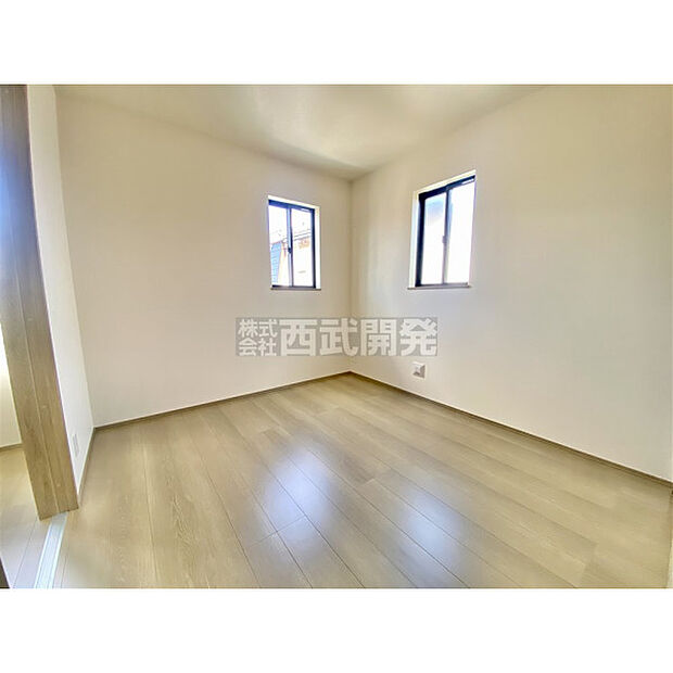 明かり取りの窓があるだけでお部屋の印象がぐっと変わります。