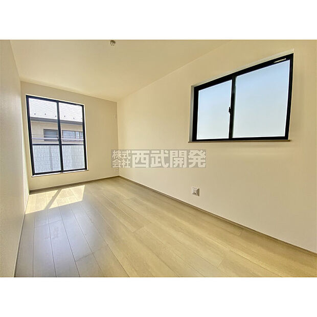 穏やかな日差しと心地よい風が吹き抜ける窓配置