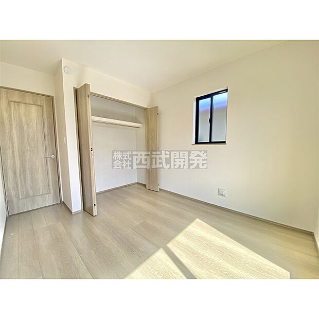 洋室は日当り・通風ともに良好です。明るい部屋はそれだけで気分が晴れやかになりますね。