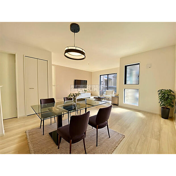 配置してある家具や小物はCGによるイメージです。柔らかな光が射し込む家族団らんのＬＤＫ