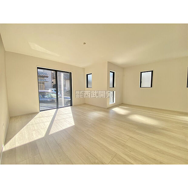 リビングには太陽の光が射し込みます。家族が集まる場所だからこそ、明るい空間作りがかかせません。