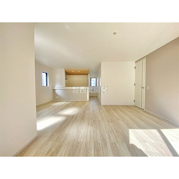 アクセントクロスを施してあります。一面に変化を加えるだけで、お部屋の雰囲気がガラっと変わります。