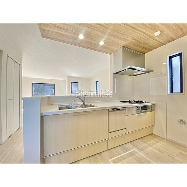 料理中もリビングの家族に目が届く対面カウンターキッチン。食器洗い乾燥機付きなので、食後はゆっくり家族だんらんを楽しめます