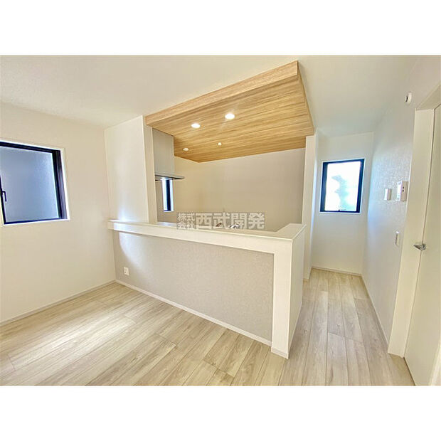 お料理をしながらでもご家族との会話を楽しめる対面キッチンです。