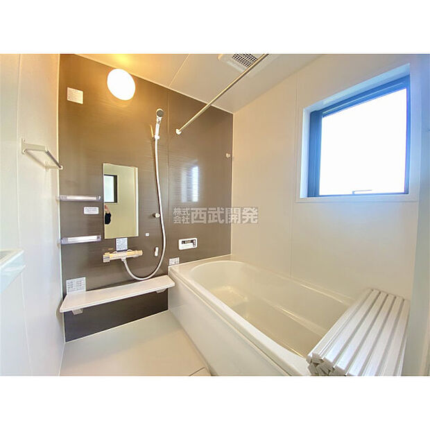 換気乾燥機付きの浴室は、雨の日でも洗濯ができるのでとても便利です。梅雨の時期でもこれで安心ですね。