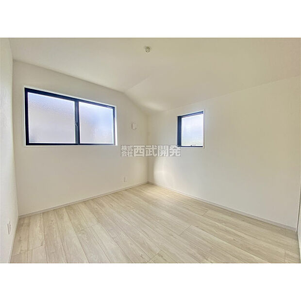 穏やかな日差しと心地よい風が吹き抜ける窓配置