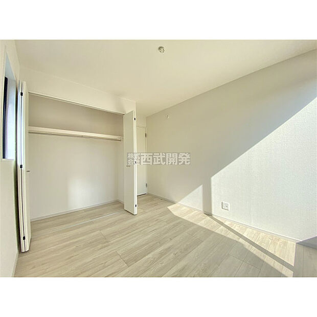 洋服などをすべて収納して室内空間は広々快適