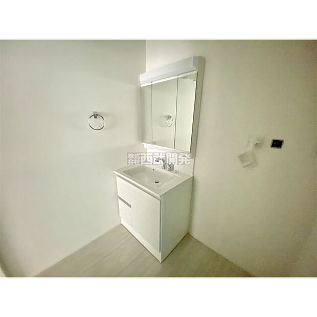 整髪やお化粧、収納にも便利な三面鏡の付いた洗面台