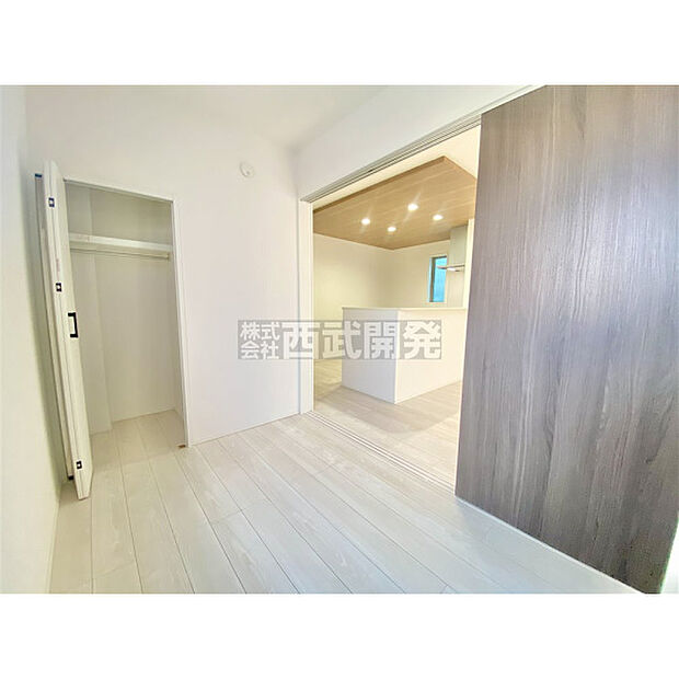 リビングから続く洋室。収納スペースもたっぷりございます