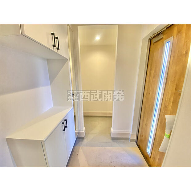 ゴルフバックやベビーカーなどが収納できるシューズインクローク