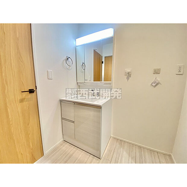 三面鏡、ハンドシャワー付きの洗面化粧台でラクラク朝シャン