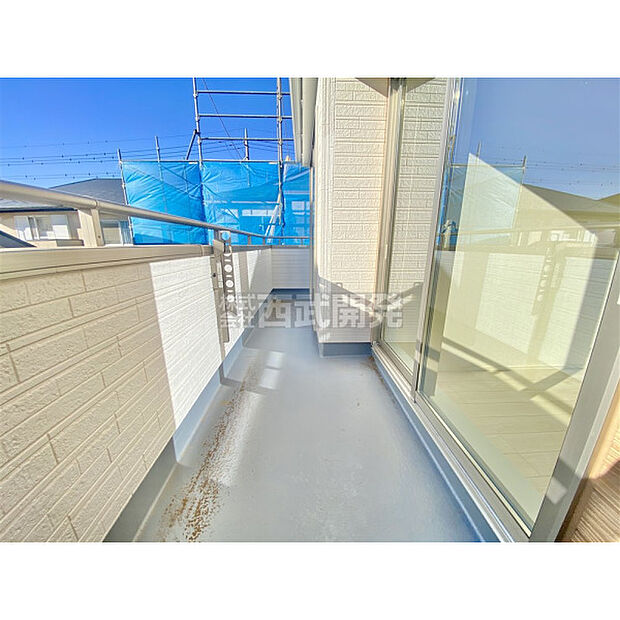 お洗濯物やお布団を干すのに十分なスペースです