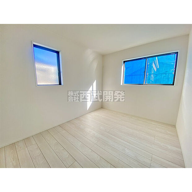 穏やかな日差しと心地よい風が吹き抜ける窓配置