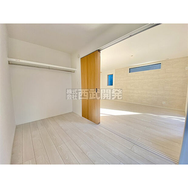 リビングから続く洋室。収納スペースもたっぷりございます