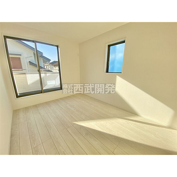 たっぷりの陽光と心地よい風が舞い込む室内