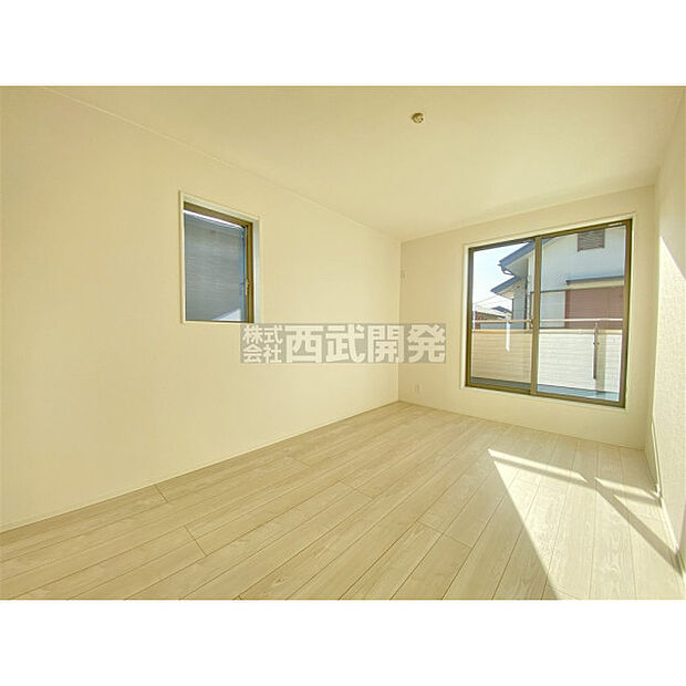 明るい日差しが注ぎ込む居室空間