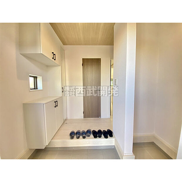 シューズボックスのほかに土間収納スペースがございます。ベビーカーやゴルフバッグなどの収納に重宝します。