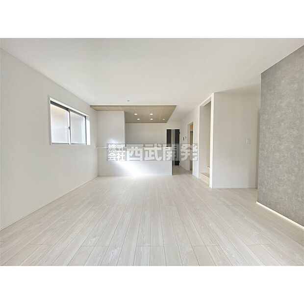 アクセントクロスを使うことによって、お部屋の雰囲気を明るくしています。印象がガラっと変わりますね。