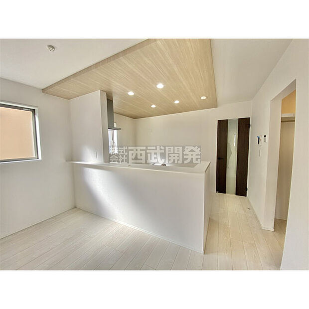 お料理をしながらでもご家族との会話を楽しめる対面キッチンです。