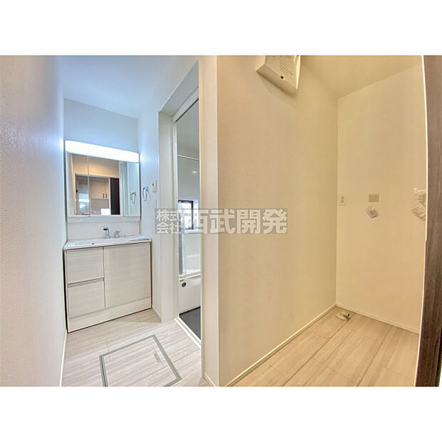 収納力と機能性に優れた三面鏡洗面化粧台です。鏡の裏は収納スペースになっていますので、すっきり清潔に保てます。