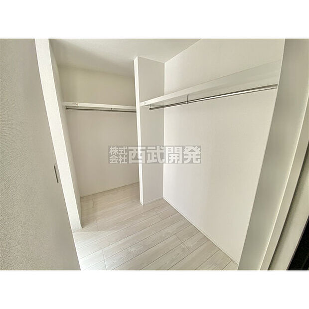 大容量のウォークINクローゼット付、衣類や鞄のほかに、かさばる荷物や季節物もスッキリ片付きます。