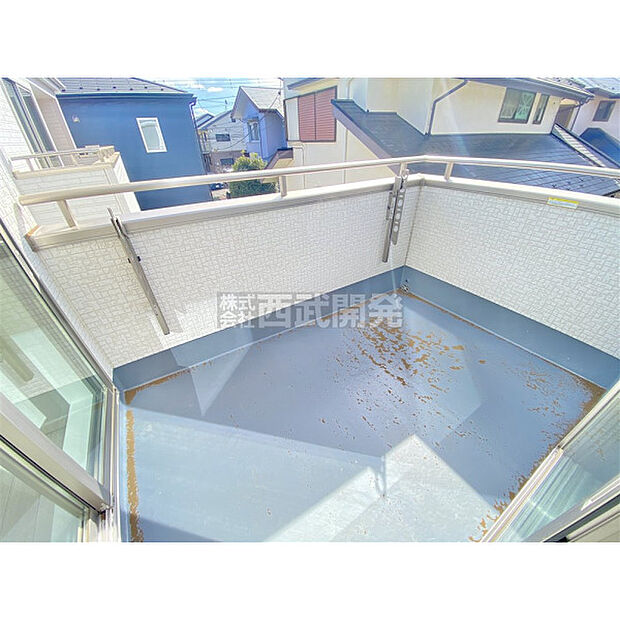 ワイドなバルコニーで洗濯物もお布団も、たくさん干せます。広いバルコニーは使い勝手が良好です。