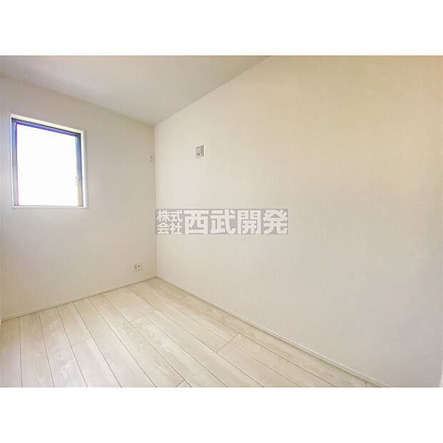 明かり取りの窓が一つあるだけでお部屋の印象がぐっと変わります。