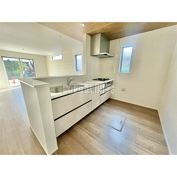 お料理をしながらでもご家族との会話を楽しめる対面キッチンです。