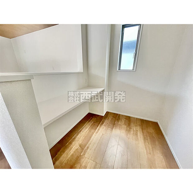 カウンター付のパントリー。