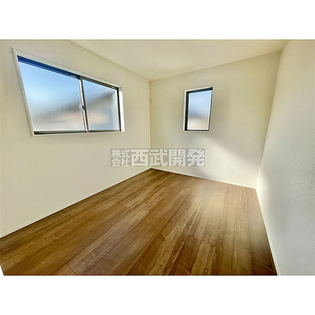 穏やかな日差しと心地よい風が吹き抜ける窓配置